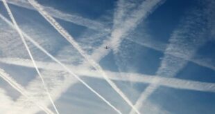 رد سفید به جا مانده از هواپیما در آسمان نشانه چیست؟