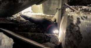 دیدار با مار ۱۰ متری زیر آوار /عکس