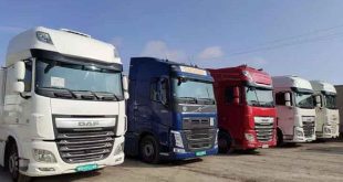 اعتراض شدید واردکنندگان کشنده‌ها مقابل وزارت صمت/ خودروها در گمرک بلاتکلیف مانده‌اند