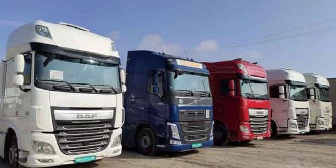 اعتراض شدید واردکنندگان کشنده‌ها مقابل وزارت صمت/ خودروها در گمرک بلاتکلیف مانده‌اند