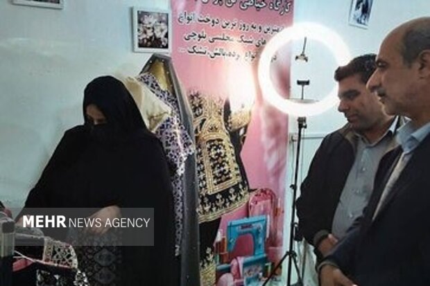 افتتاح کارگاه تولیدی صنایعدستی در شهرستان هیرمند به مناسبت دهه فجر افتتاح کارگاه تولیدی صنایعدستی در شهرستان هیرمند به مناسبت دهه فجر