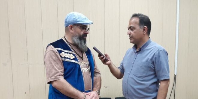 بازآفرینی شاهنامه تلاشی برای زندهماندن زبان مادری است/ عشق به زبان مادری مرا به فردوسی رساند بازآفرینی شاهنامه تلاشی برای زندهماندن زبان مادری است/ عشق به زبان مادری مرا به فردوسی رساند