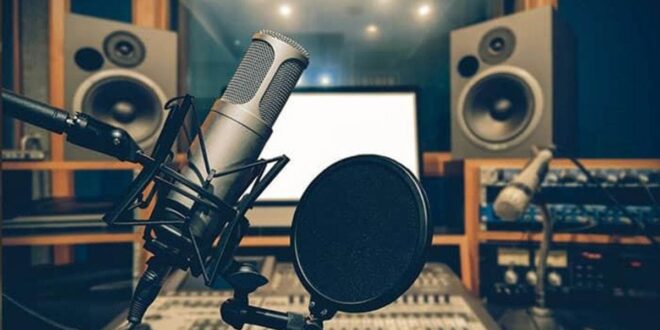 صدای محبوب و نوستالژی ایران در بیمارستان بستری شد/ مردم برای حال این هنرمند دعا کنند