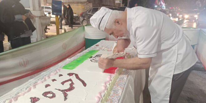 طعم شیرین ارادت؛ پخت کیک ۸ متری در مشهد