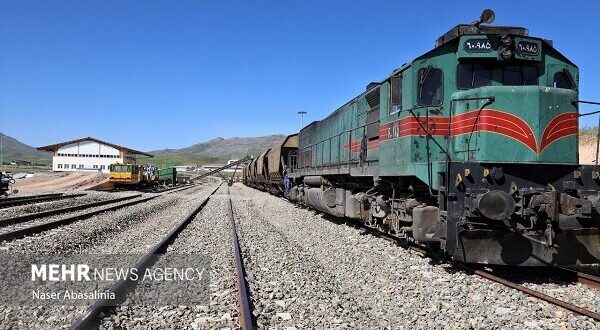 فعالیت شبانه روزی مهندسان و کارگران کریدور ریلی چابهار - زاهدان