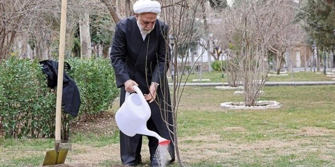 محسنی اژهای، یک اصله نهال غرس کرد محسنی اژهای، یک اصله نهال غرس کرد