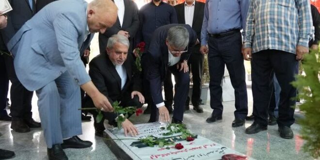 ادای احترام وزیر میراث‌فرهنگی به مقام شامخ شهدای خرم‌آباد