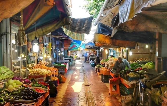 بازار سنتی کوچکی در لاهیجان